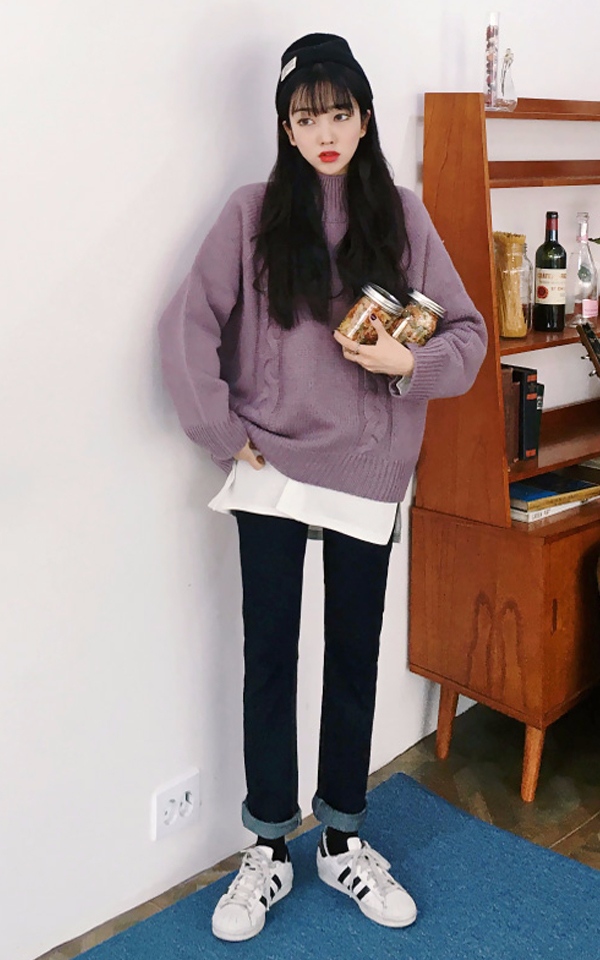 摩登少女為大家整理了一些心機的細節整理,會讓你看起來更加精緻。
①:襯衫袖口挽起在毛衣袖口外,撞色讓視覺感更強;
②:襯衫的下擺露在毛衣下擺外,荷葉的律動感,讓上半身更加輕盈;(☑示範裝XDD)
③:襯衫的領子露在毛衣領外,精緻的領口打造復古的優雅。