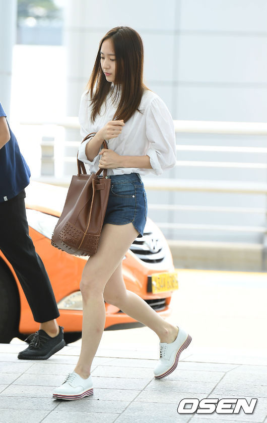 Krystal就算穿平底鞋,腿還是很修長ㅠ.ㅠ
大家覺得還有誰擁有像善美一樣的「超纖細11字鉛筆腿」呢?歡迎大家一起來留言討論呦!我們下次見啦~掰掰( ゚∀゚) ノ♡