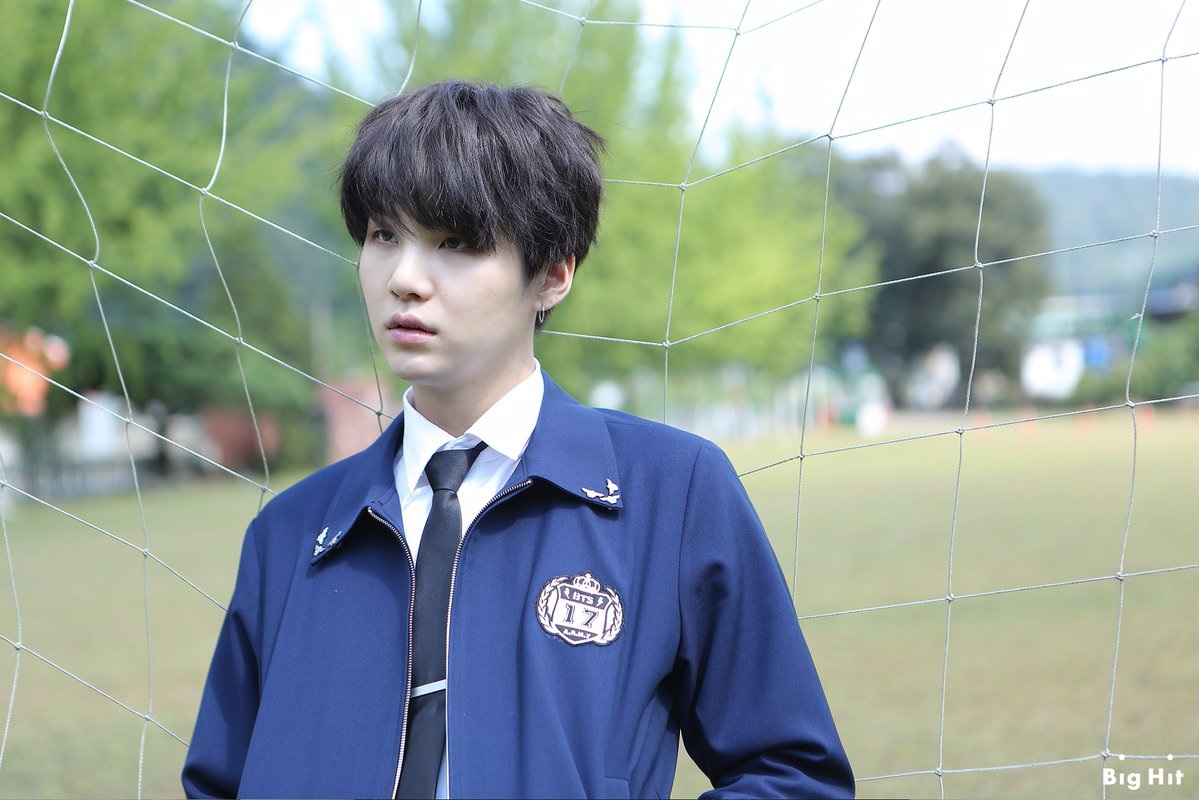 1位 BTS SUGA
一位果然是不負眾望的閔爺SUGA啊~!!!
被粉絲譽為無氣力指標的SUGA
近期染黑髮+自家狗狗Holly的愛
完全變回剛出道的活潑男孩,偶爾還會賣萌了~!!!
雖然偶爾跳完舞還是會看起來很累的扶腰XDDD
那超細的美腿跟白到發亮的皮膚真的讓女生都有擁有啊!!!
