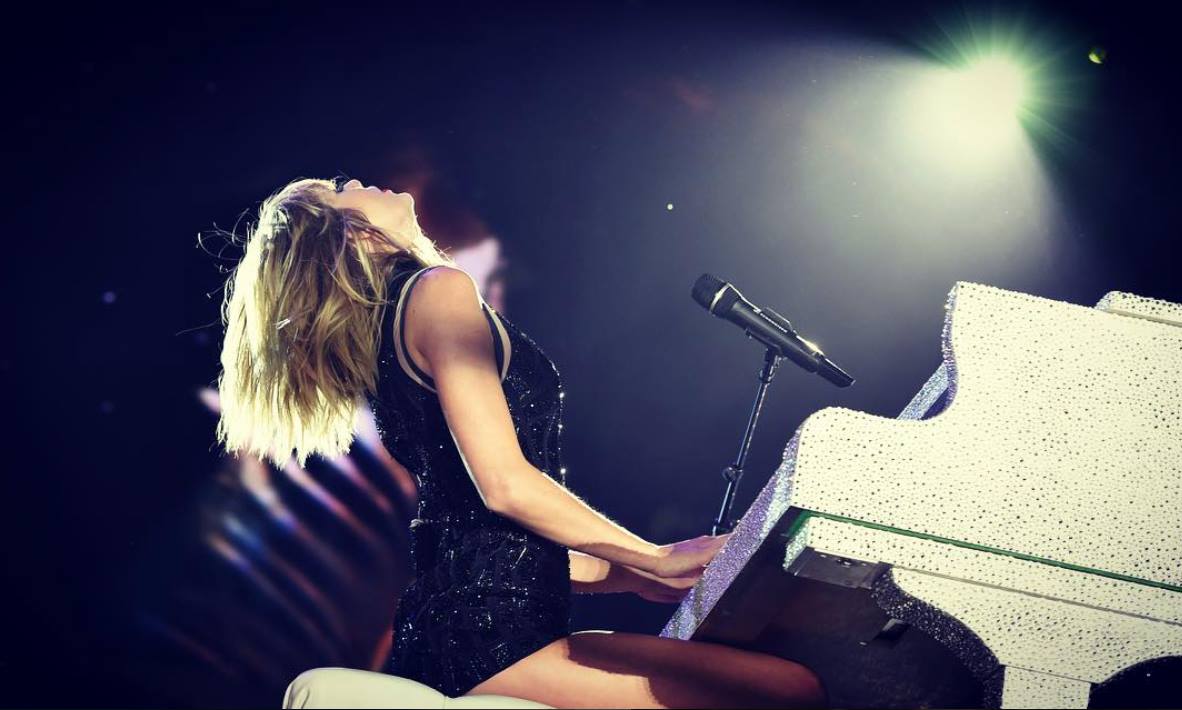 #1 Taylor Swift 170百萬美元 (=1.7億美元 ≒ 54.4億臺幣以上)
26歲
拿下第一名的就是我們美國小天后泰勒絲!雖然感情生活被人放大檢視,甚至引起部分網友反感,但是每次出輯都是橫掃排行榜,她的《1989》世界巡迴演唱會更是賺進大把鈔票,同時健怡可樂、Apple等公司也相中她的高人氣找她代言。