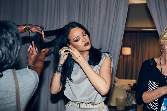 #5 Rihanna 75百萬美元
28歲
蕾哈娜2016年推出的《Work》,並於隔天發布第8張專輯《ANTI(反了)》。《Work》拿下全美告示牌單曲榜的冠軍後,正式超越麥可傑克森,以14首單曲記錄成為Billboard史上第4多,僅次於貓王17首、瑪麗亞凱莉的18首和披頭四的20首。Rihanna,同時與Dior、Puma、三星等品牌都有合作。