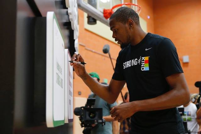 #6 Kevin Durant 56百萬美元
28歲
Duran生涯平均每場27.4分得分成績在NBA可謂最高等級,他在2014年與Nike簽下10年超過300百萬美元的大約,更讓他排上第6名。