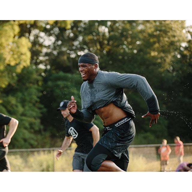 #10 Cam Newton 53百萬美元
27歲
今年以壓倒性票數成為本季國家美式足球聯盟(National Football League)最有價值球員的Newton,簽下了5年103.8百萬美金的合約,更有無數商品代言。他同時也也是運動品牌Under Armour旗下最高價的代言人。