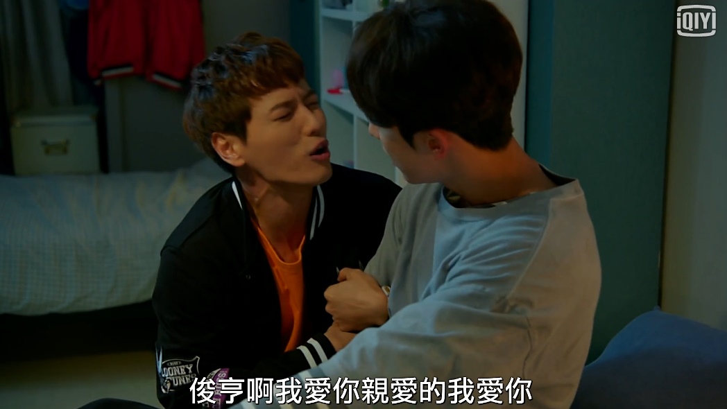 ★池一株
在劇中向南柱赫撒嬌索吻的俊亨好友-趙泰權(池一株飾)XDD 前陣子則有演出《青春時代》的高斗英一角,當時飾演韓昇延的壞男友,這次展現了非常不一樣的面貌啊!