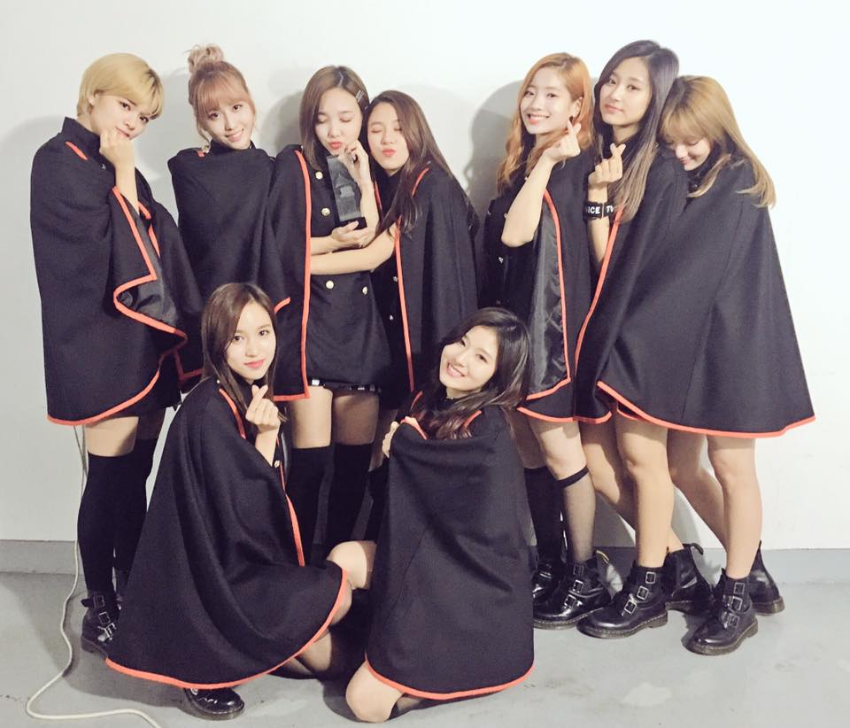 15年出道的TWICE在出道1年後就以《Cheer Up》奪下年度最佳歌曲獎項,成為當晚表現最亮眼的新人團體,也讓成員忍不住邊流下感動的眼淚邊發表感言,和樂迷約定成為更好的TWICE