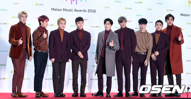 而在AAA大賞上連奪五獎,成為五冠王的EXO,
在MMA大賞上又拿下了年度TOP10、KAKAO Hot Star、
Melon網路人氣獎、男子舞蹈獎,最後更奪下年度藝人獎。
同時也是全場獲得第一座和最後一座獎盃的藝人。