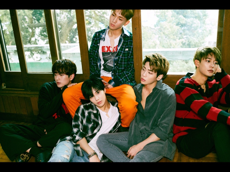 SHINee
2011年 8億日圓
2012年 7億日圓
2013年 13億日圓
2014年 6億日圓
2015年 7億日圓
2011至2015累積銷售41億日圓(約台幣11億8千4百萬)