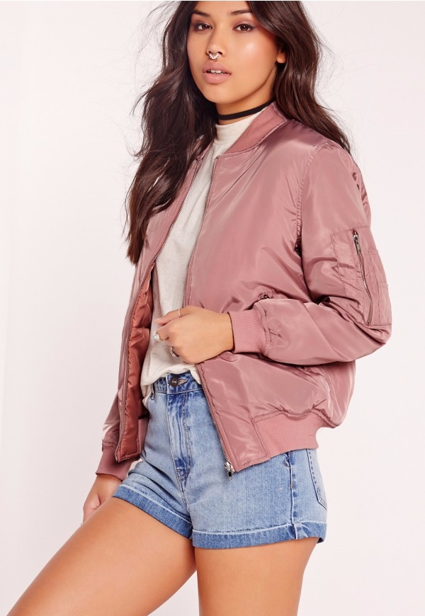 Missguided 煙粉絲緞棒球夾克
Missguided作為近年剛冒頭的英國少女品牌,價格親民且非常時尚..這款是平價版ACNE棒球衫,調色與光澤感也不輸大牌哦,而且是今年超夯的 oversize 男友風,淡淡的煙粉色更具少女感喔!