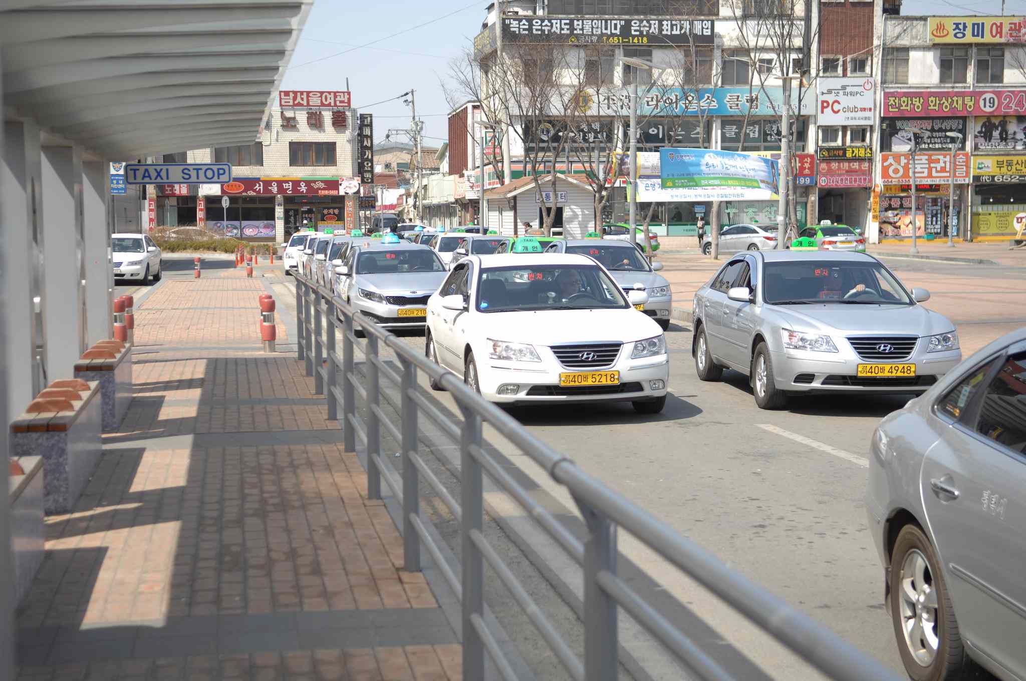 史多利曾經在韓國搭計程車的時候跟司機說「嗯」,司機伯伯就轉頭面無表情說「嗯是半語欸?」小孬孬史多利就趕快道歉+說了10個네,只差沒行大禮