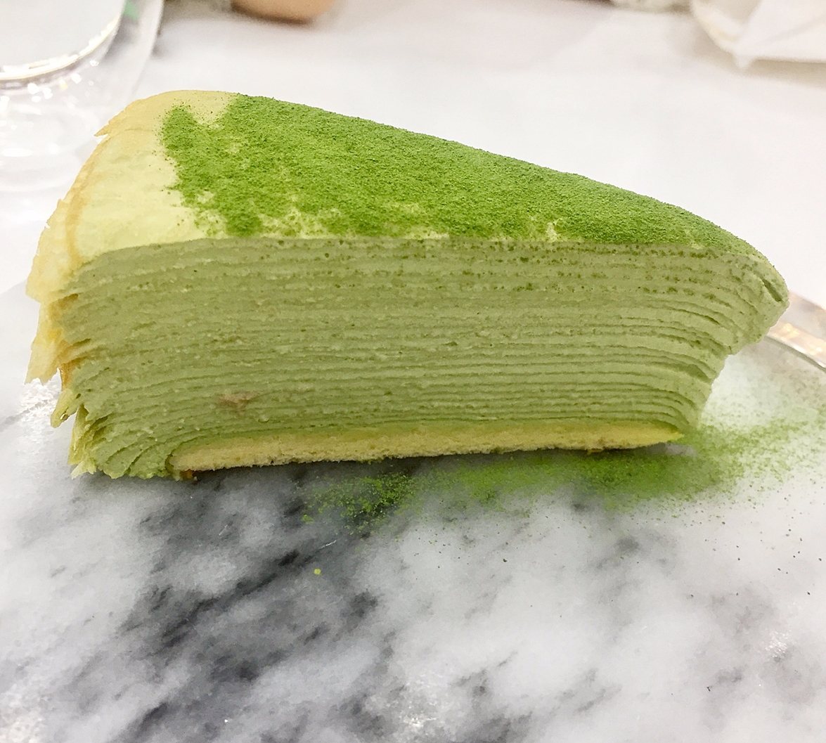 抹茶控一定要試試的抹茶牛奶千層蛋糕,以丸久小山園若竹抹茶粉和四葉鮮奶油等原料製作的,層層細緻的口感和抹茶休奶油一起吃下真的太幸福了,帶有餘韻的抹茶味不嗜甜的人也能放心享受。