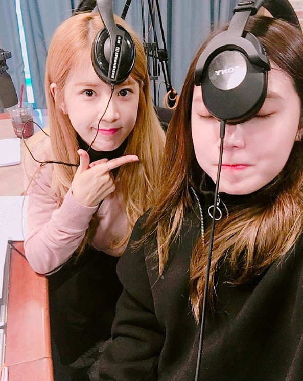 最近Apink的隊長初瓏和恩地一起出演了
SBS Radio《崔華晶的Power Time 》,
節目中被問到了「 世界上沒有一個人
站在我這邊,感覺只剩下自己的瞬間」