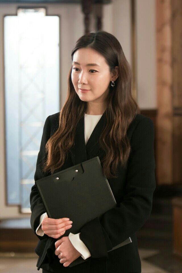 ✿TOP 5- MBC《拖旅行箱的女人》
話題佔有率:5.23%
➔上升6個名次
※講述原本事業一帆風順的車金珠(崔智友飾),因違反律師法而被判刑,後來歷經千辛萬苦當上律師,再次取得成功故事。