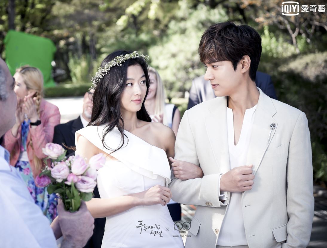 ✿TOP 1- SBS《藍色海洋的傳說》
話題佔有率:24.97%
➔上升11個名次
※改編韓國首部野史集《於于野譚》中的人魚故事,朝鮮時代新任縣令金聃齡(李敏鎬飾),上任後偶然從旅社富商手中救出人魚(全智賢飾),兩人在現代重新相遇後,展開了一連串的故事(李敏鎬在現代的角色為都市天才騙子)。