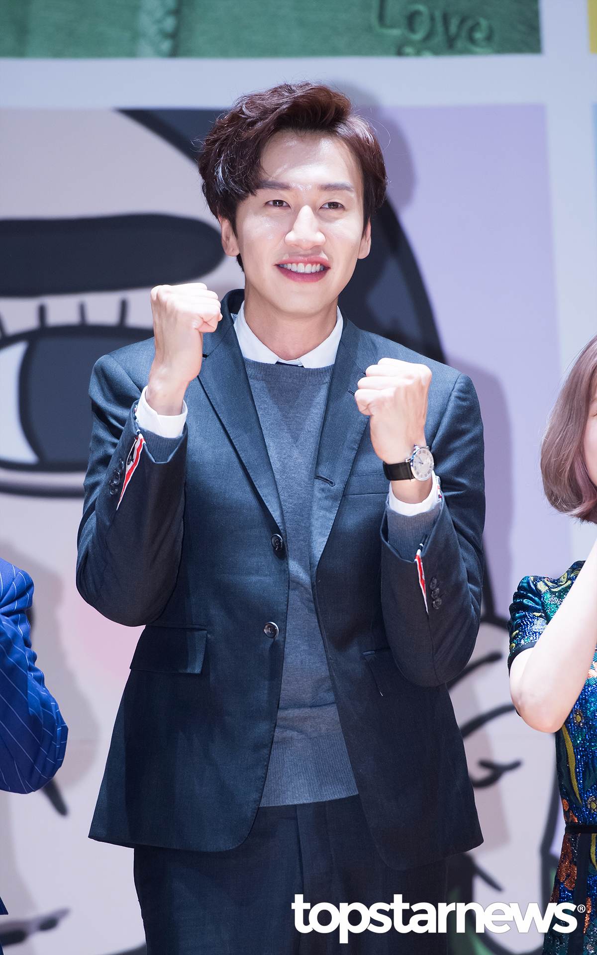 主角李光洙更是不用解釋了XDD
不管你是不是《Running Man》忠實觀眾,只要看一集就會陷入「長頸鹿」魅力
明明是個滿帥(?)的演員,在節目裡卻要多醜有多醜XDDD
意外地和這部漫畫主角有著相似的神韻