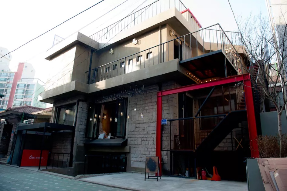 ▶ TwoTwo House
這間飽兒自己超想去住!
整體走文青工業風感,非常有特色,一樣位於方便的弘大站,工作人員也都精通英文和中文不會有溝通問題,有住過的朋友留言分享一下心得吧~~~