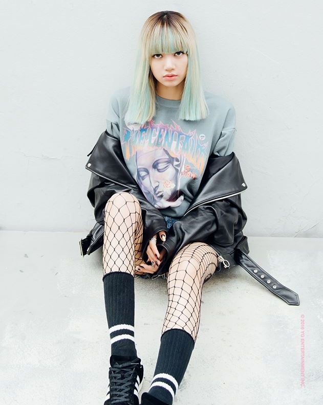 Lisa除了深邃的五官輪廓之外,造型方面也讓人驚艷
即是是穿普通的t-shirt、格紋裙
Lisa卻會佩戴各式各樣的金屬首飾
穿短褲、短裙什也會搭配網襪,讓整體造型充滿強烈的視覺感