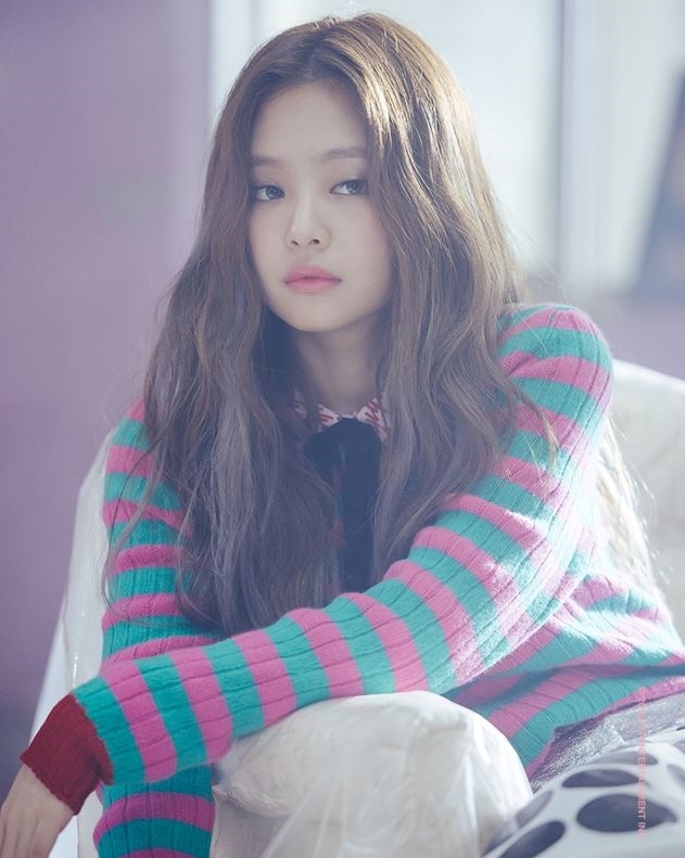 Jennie常常以強烈圖案的短T,搭配皮革短裙展現魅力穿搭
外面再搭寬版牛仔外套,增加整體造型感
再配上黑色小短襪、運動鞋,簡單就展現街頭率性風
另外,Jennie也常穿露單肩上衣、魚網牛仔褲等造型,在強勢風格中帶點性感