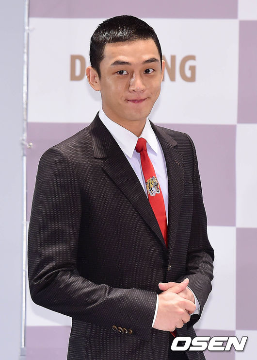 不過雖然知道和政治沾上邊會有影響演藝前途的風險,但仍有不少演員、明星挺身而出,像是同為影帝的劉亞仁不僅曾在美國總統川普當選時引用歐巴馬名言「不管發生什麼事,明天的太陽依舊會升起」,更被直擊參加近日的燭火反政府遊行
