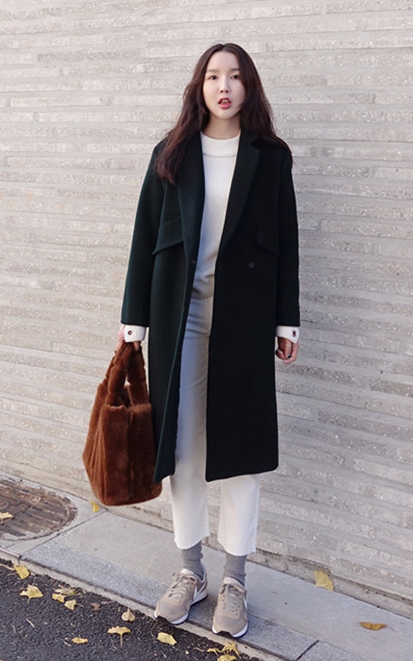 LOOK 8:大衣+九分褲+運動鞋
小矮妞們想要挑戰深色系長款大衣的話,一定要試試露出腳踝,搭配運動鞋鞋,瞬間+5CM哦~ 而且露醋腳踝這一小段,上面穿再多層也不會看上去笨重,時尚感一級棒!
