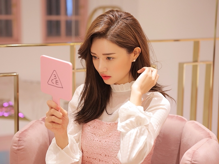 #不使用太小的鏡子
在化妝時鏡子如果太小,不僅很難看到全臉的完妝效果
放置在桌上也會因為太低出現陰影,容易在完妝後才發現修容好像怪怪的
建議還是使用大化妝鏡,這樣在上妝過程能輕易注意到哪部分需要補強
而且也能清楚看到完妝後的整體妝感