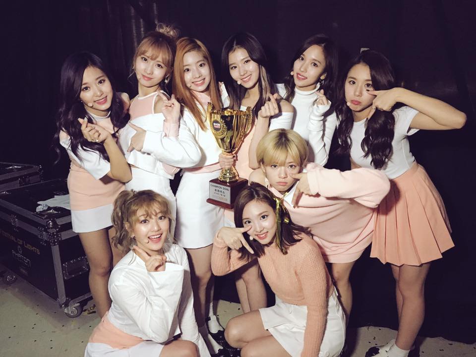 BLACKPINK雖然出道後好像還沒有什麼認識好友的機會,不過上回就被拍到在TWICE的一位舞台上和TWICE超歡樂的安可照,而且TWICE還曾在舞台上跳過BLACKPINK的《PLAYING WITH FIRE》舞蹈,就連Vapp開直播時影片的名稱還特別幫好友打歌,就取名叫「PLAYING WITH FIRE」