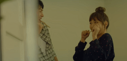 而在假面男把心型的紙輕鬆通過Joy手裡拿的桿子的時候,
假面男再次問Joy「 現在可以了吧?可以接受我的心了吧?」
Joy還是馬上搖頭否認「 不能!不能!我可不是好應付的女生喔」