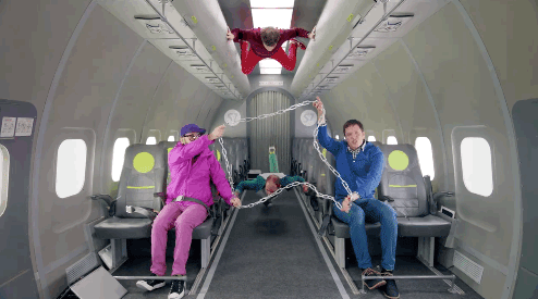 你以為這就是極限了嗎?地面上玩完了,那就朝空中發展吧!
OK GO的《Upside Down & Inside Out》除了同樣是高難度一鏡到底之外,是在「無重力狀態」下拍攝的。你沒看錯,無~重~力~
如果大家有看過無限挑戰《宇宙特輯》就會知道,利用飛機拉升到一定高度後關掉引擎,製造失重的狀態。