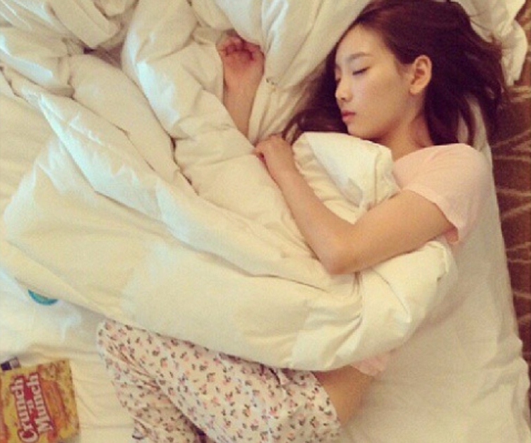 #12、充足的睡眠與正常的作息以維持體內的新陳代謝
皺紋是面部皮膚衰老的表現,皮膚衰老的原因是多方面的,而睡眠是重要原因之一。長期睡眠不足的人,面部極易出現皺紋!睡覺時,用晚霜增加皮膚的營養,防皺效果非常不錯哦~