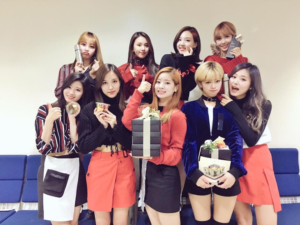 5位 SISTAR 936,906
4位 Girl's Day 1,024,730
3位 AOA 1,095,730
2位 TWICE 1,381,575