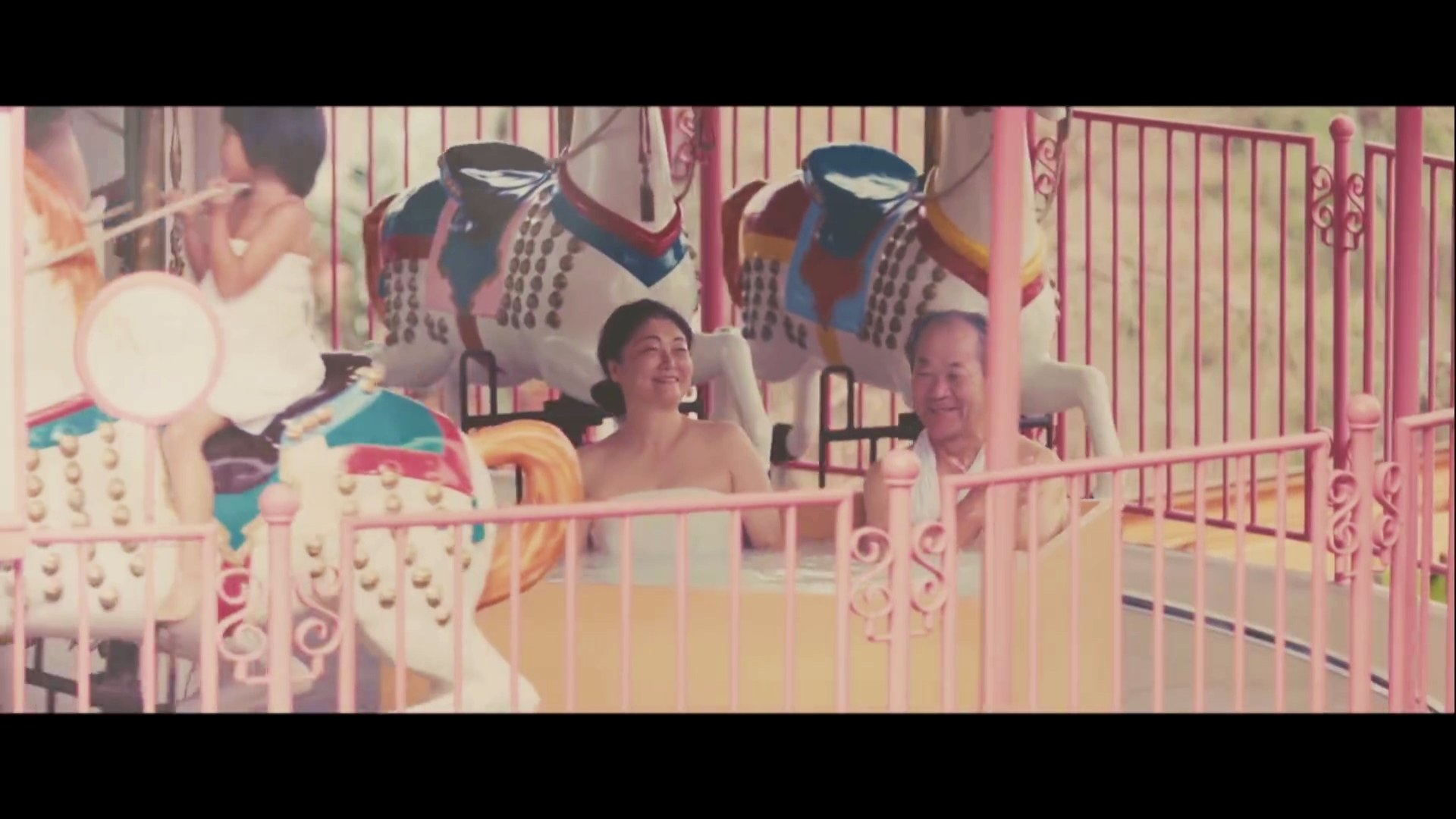 顧名思義,就是「溫泉」與「遊樂園」的結合,而且還結合得很徹底喔!
大家都是以泡溫泉的姿態,在乘坐各式的遊樂設施。
像是最溫和的旋轉木馬,有馬可騎、也有澡盆可以泡呦~