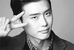 《當你熟睡時》講述可以夢到別人即將發生不幸之事的女主角,
以及為了阻止不幸之事的檢察官之間的故事
非常像是作家朴惠蓮的風格呢~~~
看完這劇情+顏值,還是可以期待一下這對俊男美女的吧!!