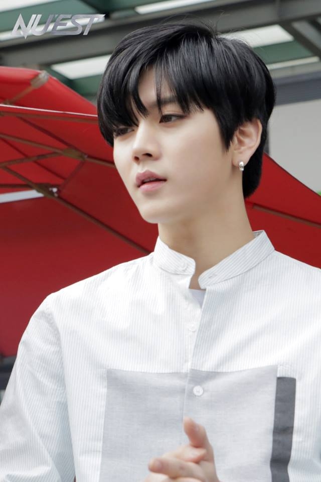 NU'EST Ren
剛出道就以美顏出名的Ren
好幾次都有破格的超長髮造型~
美到很多人都以為她是女生啊!!!
(小編私心覺得短髮更好看XD