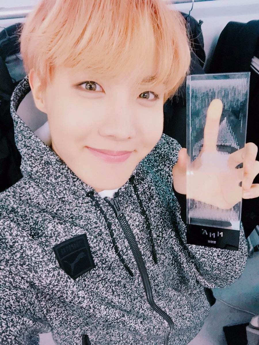 BTS JHOOOOOOOOOOPE
JHOPE花?XD是粉絲公認的美顏代表~
在FM的影片中還扮成了阿米家族的媽媽
