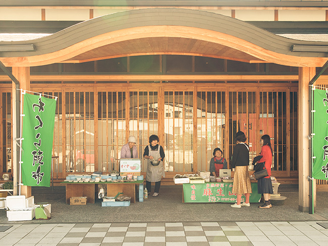 # 日本和倉溫泉街(Wakura Onsen)
位於石川縣的和倉以溫泉著名,在這裡保持著相當傳統的「湯屋」,而且和倉有個相當可愛的活動「七福神福々めぐり」,可以在溫泉街的各處找到帶來福氣、財運的「七福神」。