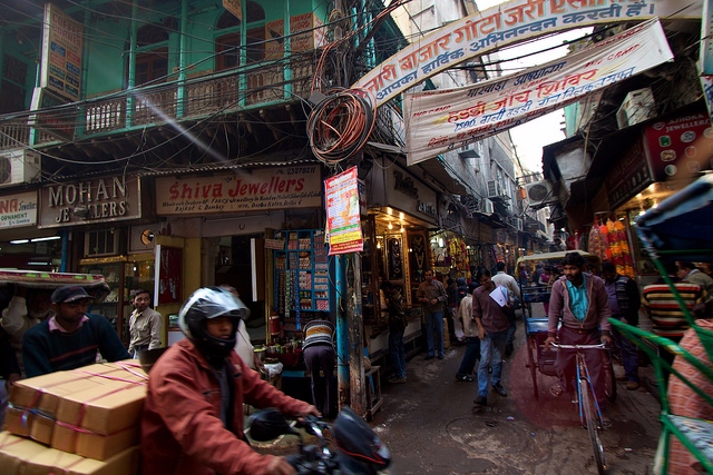 # 印度月光市集(Chandni Chowk)
據說因月光倒映在水渠中而得名,是印度舊德里最古老繁忙的集市之一。
在月光市集沿路上看到耆那教、印度教、基督教、伊斯蘭教的建築,同時,月光集市以各種市場、印度特色商家、餐廳聞名。