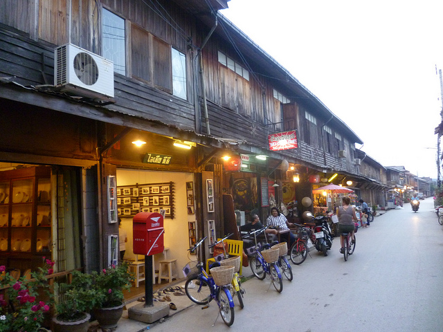 # 泰國清康老街(Chiang Khan)
清康老街是湄公河旁的一個小市集,除了這裡的居民相當友善外,古早的泰式木建築也能在這裡看見。有些木建築在政府的經營規劃下,被改建為青年旅館或餐廳吸引觀光人潮。