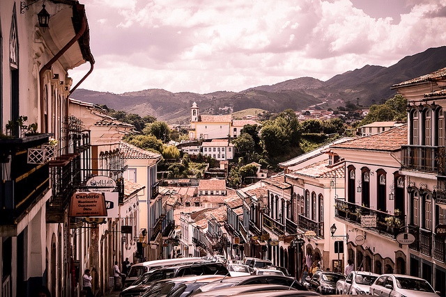 # 巴西歐魯普雷圖(Ouro Preto)
是被列為世界遺產的小城鎮,許多店家、餐廳、旅館都能在老街上找到。旅客們可以在街上慢慢散步,用雙腳體驗歷史感的地方。