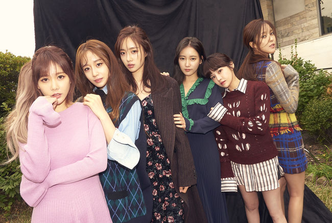 △ T-ara
2009年7月以6人組出道,在T-ara正式出道前成員荷娜、知元由於個人因素退團,而之後成員和榮被經紀公司解約、雅琳因個人歌手身份出道而離開,T-ara總共有4人退隊