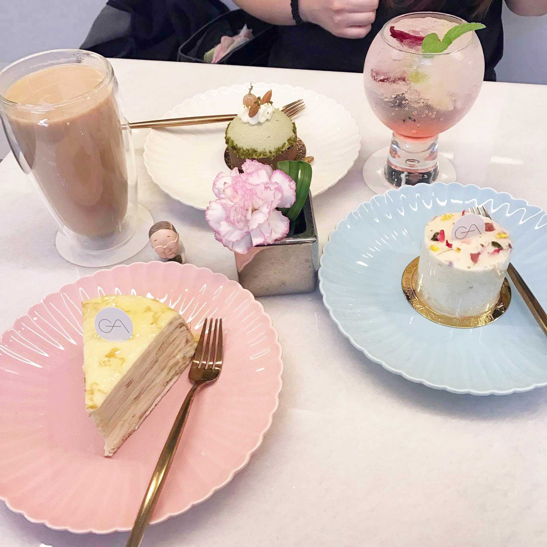 蛋糕部分點了普羅旺斯之花、千層可麗餅和抹茶慕斯塔,飲料則是玫瑰氣泡飲和貴妃奶茶
先說說抹茶慕斯塔,抹茶味中等,吃的時候要搭配下面餅乾底一起吃比較好,飽兒覺得這款普普但朋友蠻喜歡的。