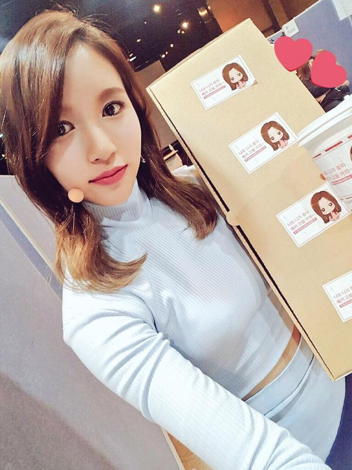Who do you consider your ultimate bias in TWICE? (外國網站1.應答者603人)
1位 Mina 20.6%
2位 MOMO 17.4%
3位 子瑜 15.6%
4位 SANA 12.9%
5位 娜璉 11.1%
6位 彩瑛 8.5%
共同7位 多賢 定延
9位 志效
(原資料沒顯示後面的百分比)