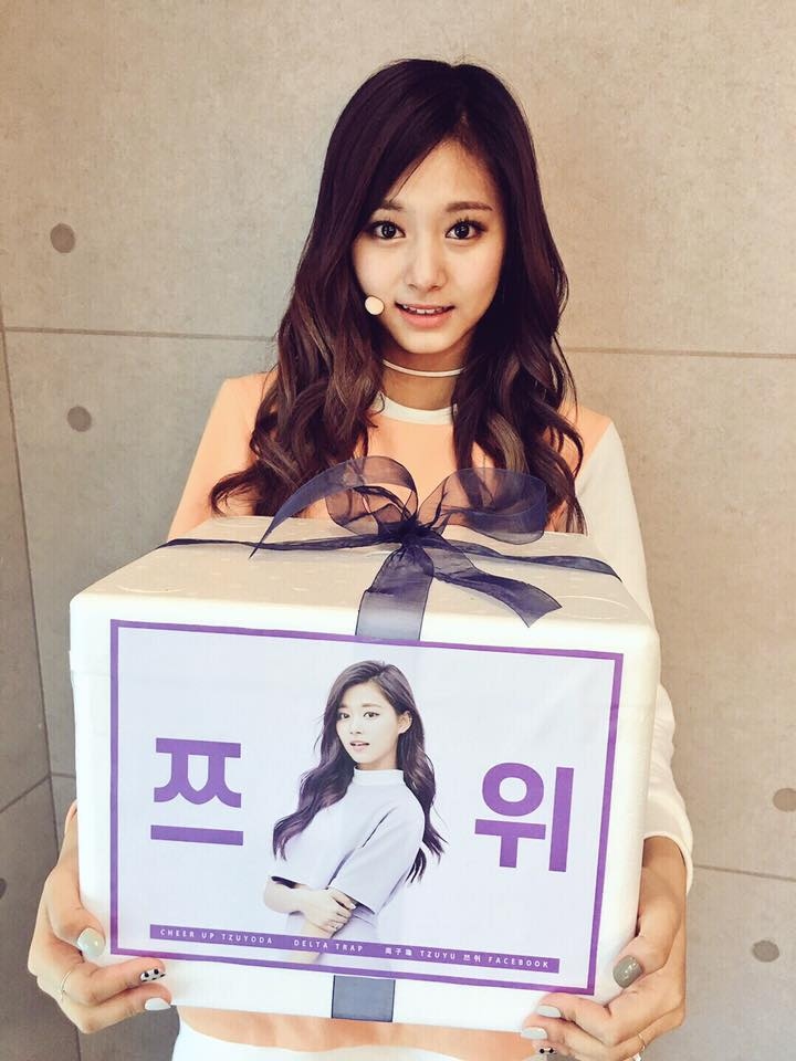 Which is your bias in TWICE?(外國網站4.應答者1386人)
1位 子瑜 23.67%
2位 MOMO 14.94%
3位 多賢 13.85%
4位 SANA 12.05%
5位 MINA 9.31%
6位 娜璉 8.73%
7位 定延 6.06%
8位 志效 5.92%
9位 彩瑛 5.48%