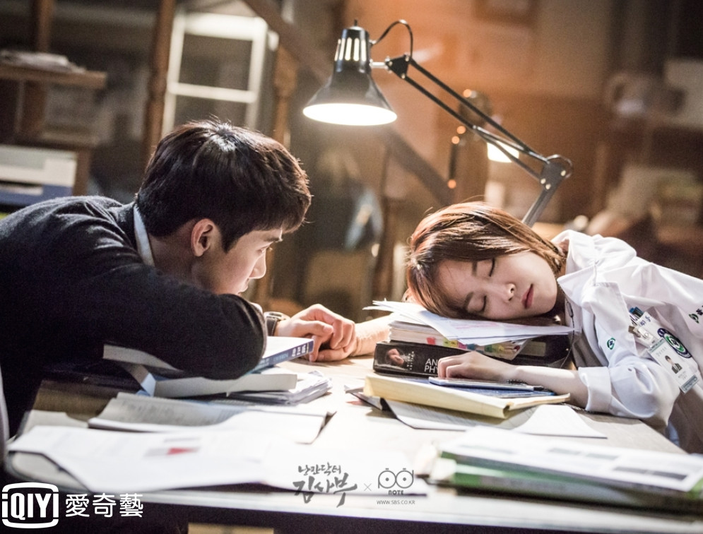 而這部劇的編劇姜銀慶最有名的作品就是
2010年熱播的韓劇《麵包王金卓求》了!
《麵包王金卓求》在開播第三集就打破了20%的收視大關,
第六集就突破30%,最後一集的收視率甚至高達49.3%~~
《浪漫醫生金師傅》能否再續《麵包王金卓求》的神話也讓韓國觀眾頗為期待。