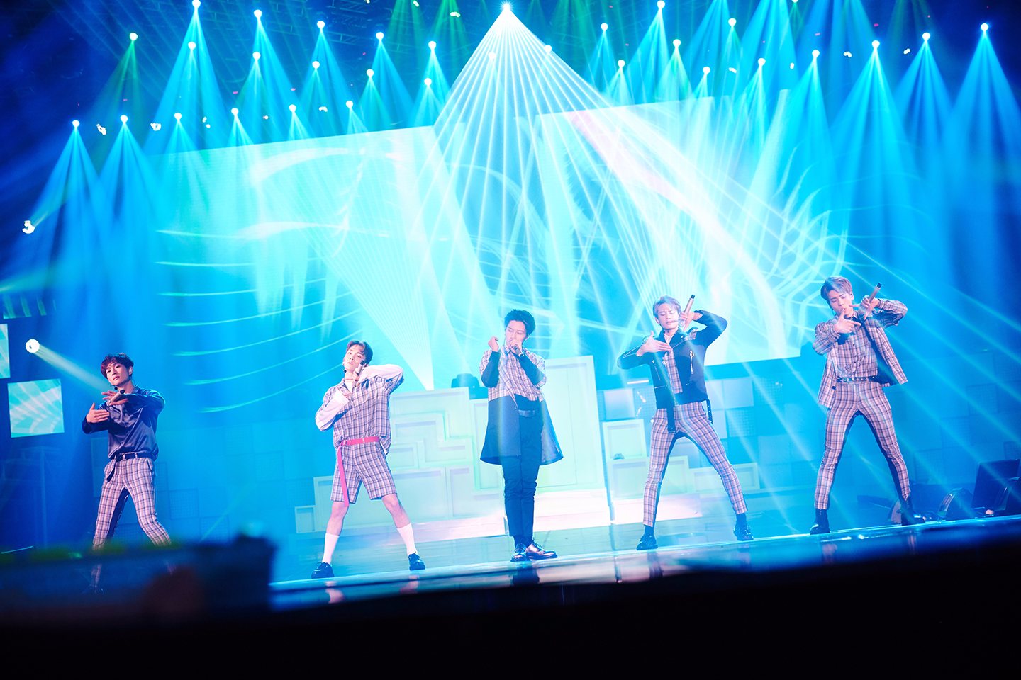 不過也有粉絲開玩笑說以SHINee每回開演唱會,動不動就是3小時以上開全麥唱跳的強度,珉豪就算想抽菸,也會因為發現抽了之後會唱不動而自動戒菸啦!(這算是編舞超難的意外好處嗎XDD)。