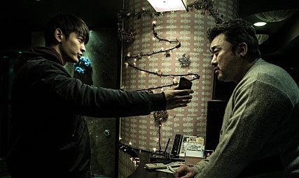 其實珉豪開始接觸菸是因為他即將上映的電影《兩個男人》(두 남자),為了真實呈現劇中角色진일(音譯:真一),不只蹺家、加入幫派,就連菸酒也只是生活中一部份的叛逆角色,珉豪擺脫了大家對於偶像演技的想法,決定更真實的去反映真一的人生