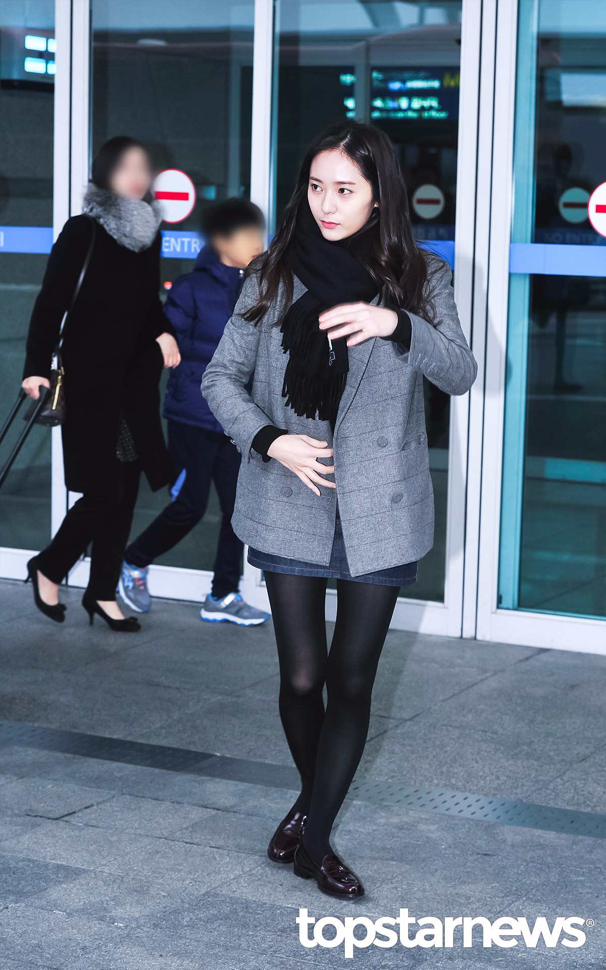 11月30日早上,Krystal被韓媒拍到素顏出現在機場。
當天Krystal也是只稍微塗了一下嘴唇的顏色。
就算素顏也被韓媒贊為「喚醒早上的美貌 」