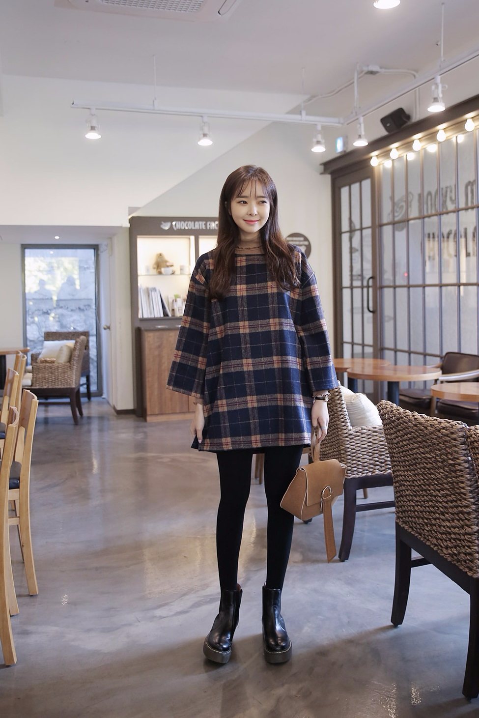 ●EVNYLOOK
走氣質風的的EVNYLOOK,雖然不是所有產品都非常便宜,但是像這件冬天必備的格紋裙,換算台幣也只要386元左右,實在滿便宜的~而且材質是厚的,大冬天穿也OK喔!