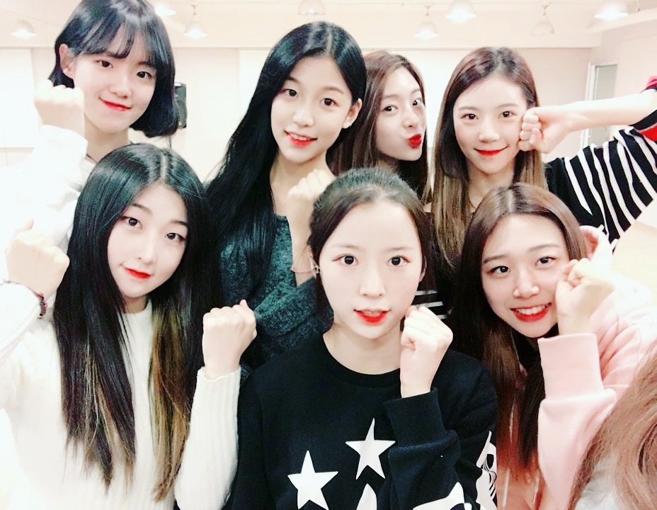 隨後在10月29日,通過 Afreeca TV
《Bloom the Seeart》公開了SeeArt出道前的首個舞台。
SeeArt雖然尚未正式出道,但據說在公演正式開始的五個小時前,
現場便聚集了眾多的粉絲。