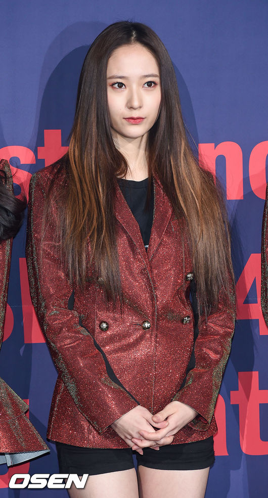◆f(x) Krystal
擁有高冷形象的偶像,還有f(x)的冰山公主Krystal!雖然女神氣場讓人看起來似乎難以接近,但真的就如韓國網友所說,Krystal的氣勢也很有偽隊長感欸~~