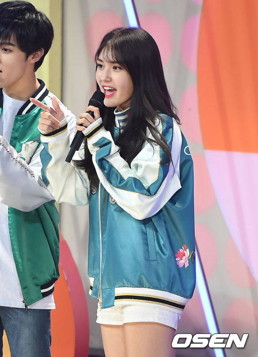 ◆I.O.I Somi
先前在《PRODUCE 101》以第一名的成績,獲得I.O.I中心位置的Somi,因為存在感真的太強烈,讓不少韓國網友都感嘆Somi雖然是忙內,卻有種隊長的氣場啊!