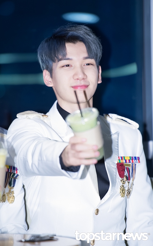 ◆VIXX 爀
接著是VIXX的爀,其實小編也覺得爀就是個忙內擔當啊(笑)雖然爀在舞台上的性感魅力也不輸哥哥們,但不得不說N的隊長感實在太強烈啦!